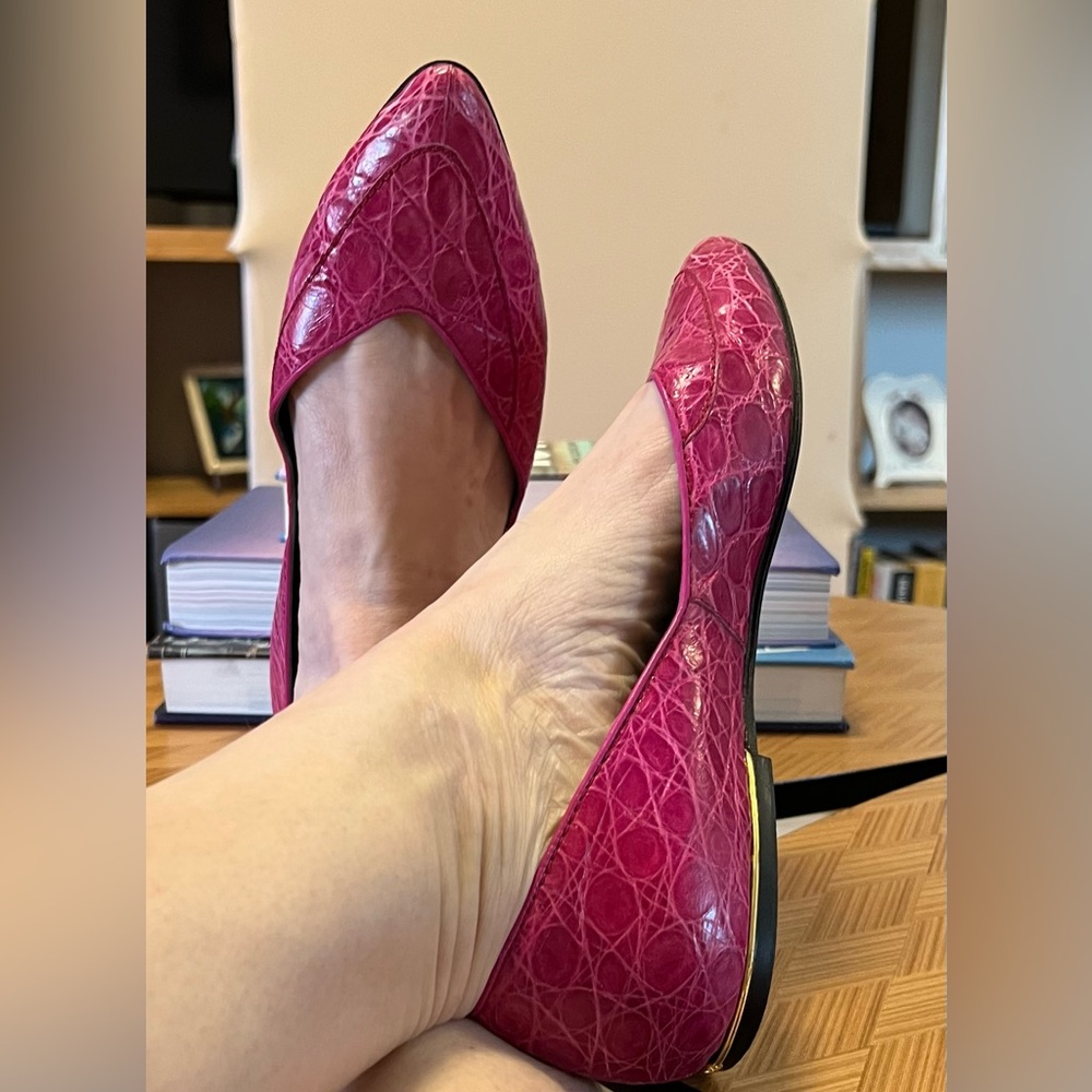 Rare, Vintage Gucci Pink Flats with Textured Design - Picture 2 of 11